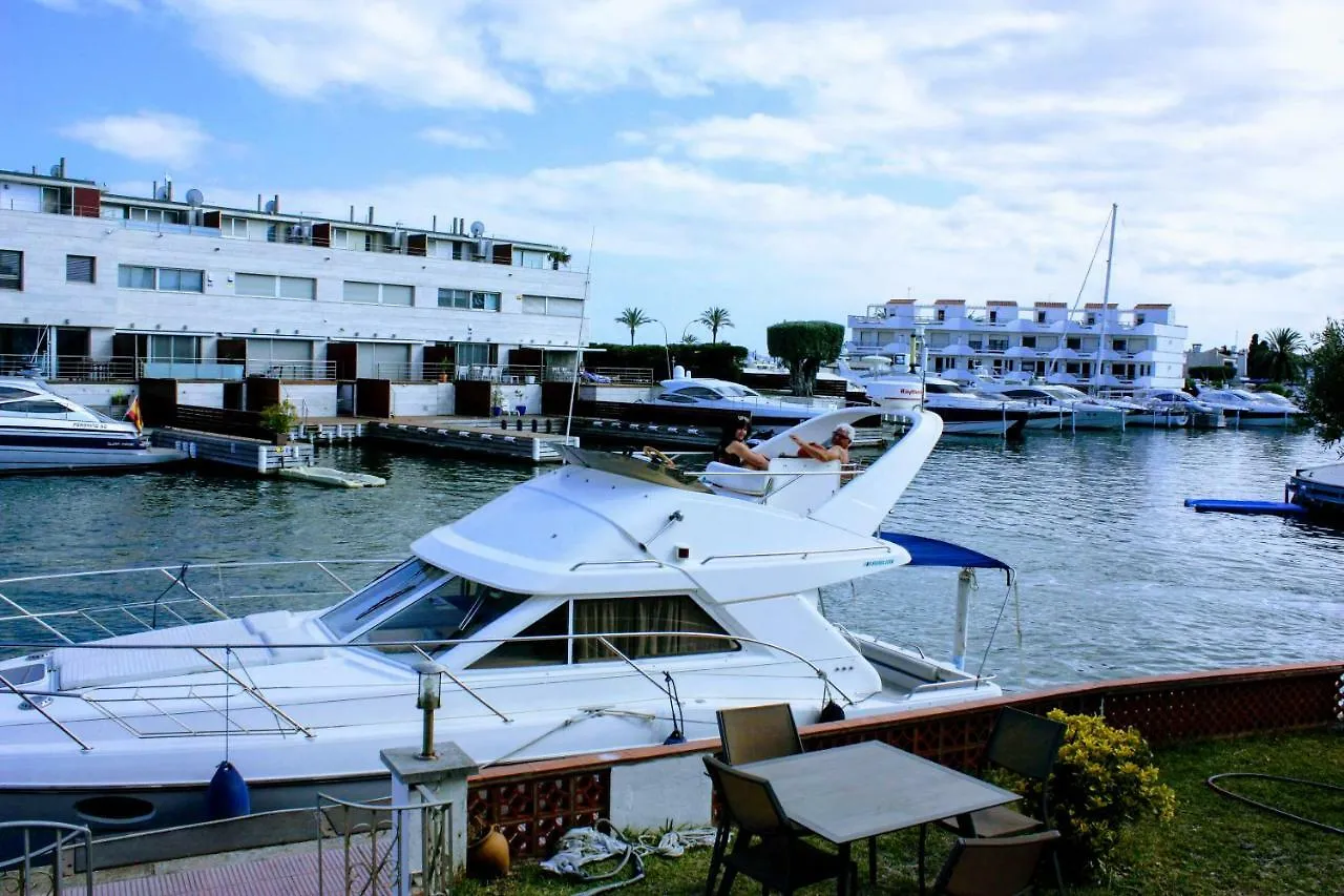 Bateau-hôtel Dormir sur un superbe bateau Empuriabrava